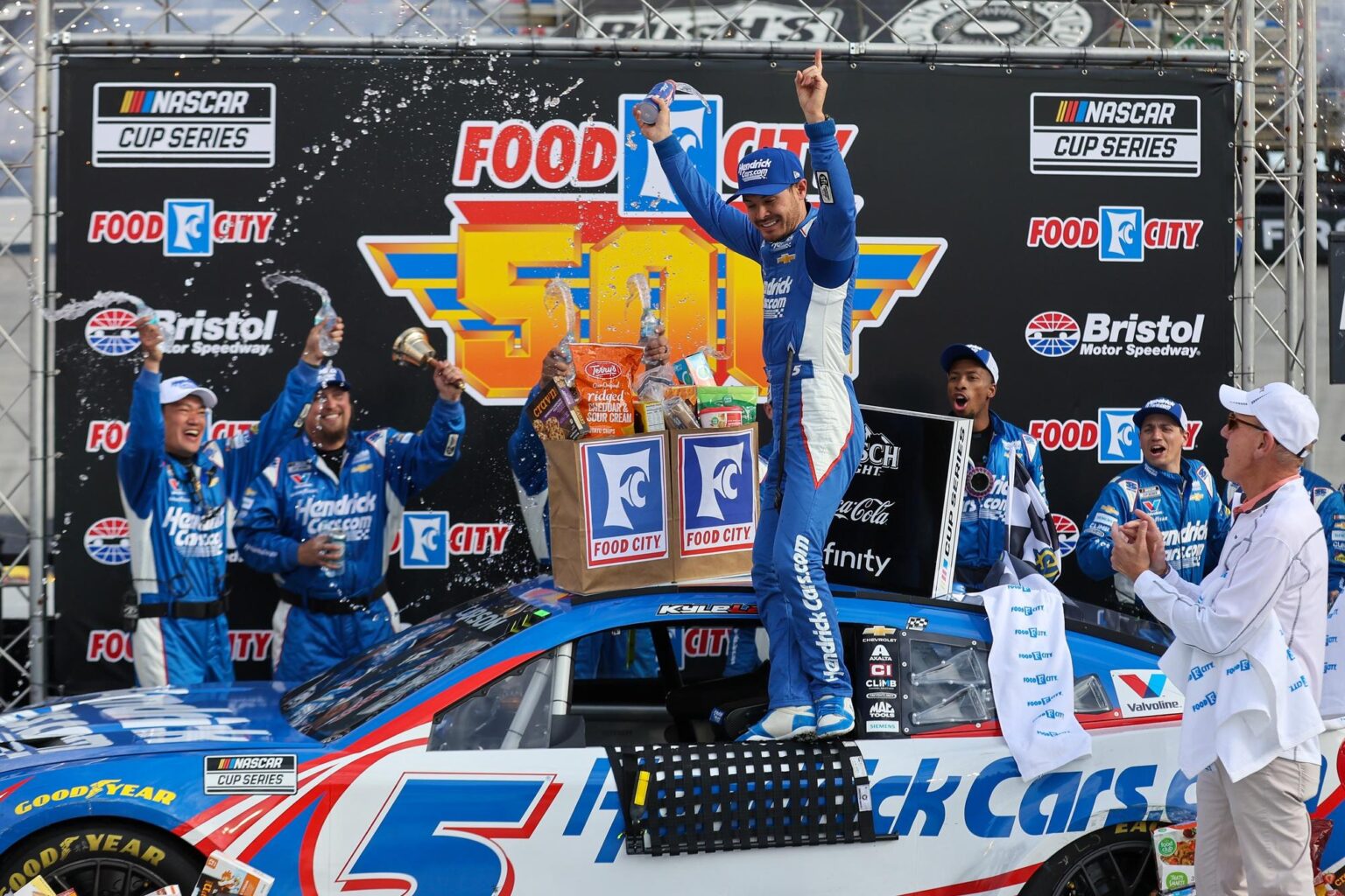 Dominating the Track: Kyle Larson Shines as Hendrick Motorsports’ Star at Bristol!