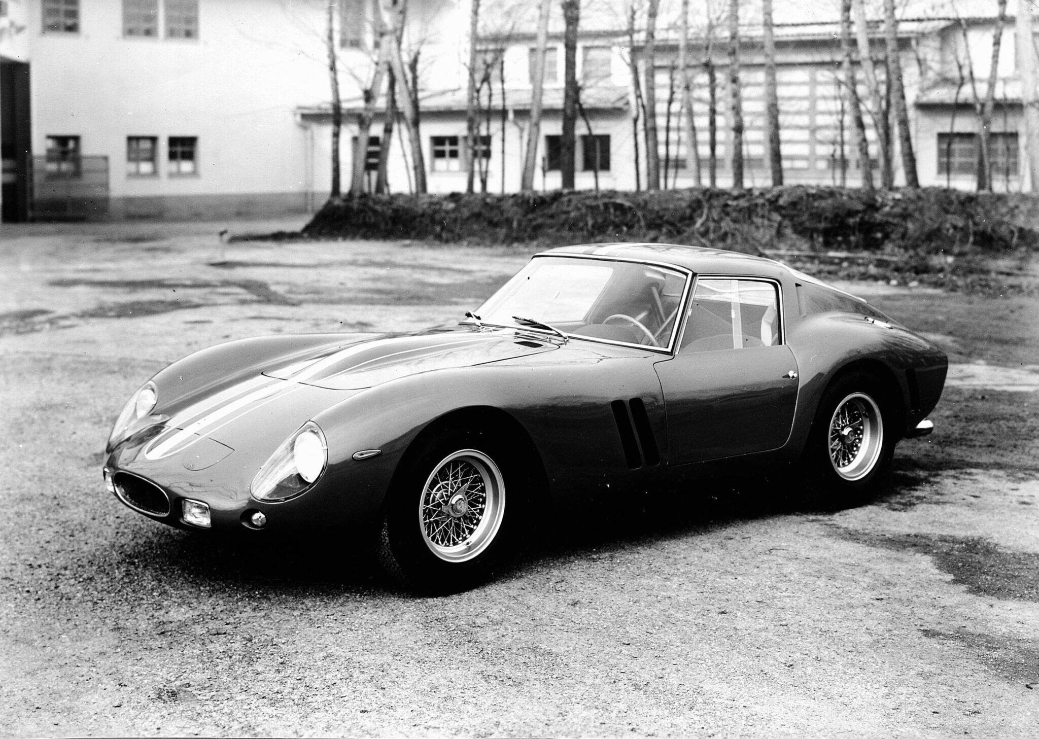 Revving Up the Excitement: Classic Sports Car Showdown at Silverstone!