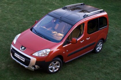 Discover the Wild Minivan That Peugeot Took to the Touring Car Racing Scene in the ’90s!